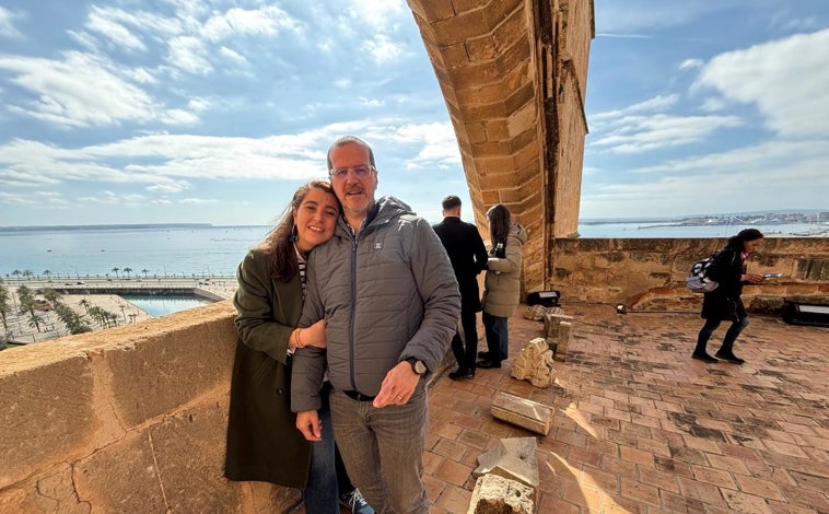 Imagen principal - Arriba, Verónica Roselló junto a su marido Francisco; centro, la psicóloga Andrea Cartolari; debajo, el corresponsal en España de Cadena 3 Argentina, Adrián Cragnolini