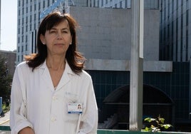 La doctora Pilar Garrido, frente al Ramón y Cajal