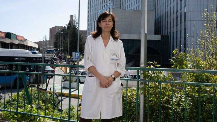 La doctora Pilar Garrido, frente al Hospital Ramón y Cajal