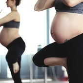 Dos mujeres embarazadas en clase de yoga