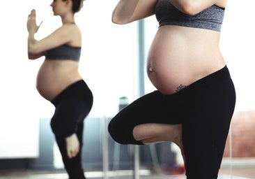 Dos mujeres embarazadas en clase de yoga