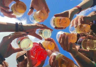 Un grupo de personas bebiendo alcohol