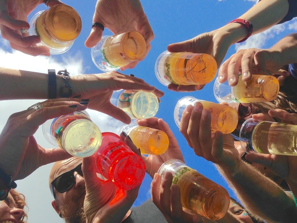 Un grupo de personas bebiendo alcohol