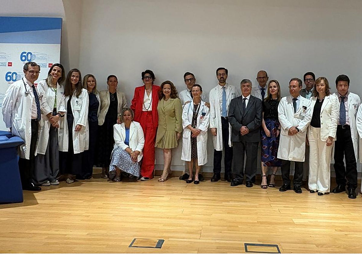 Nieves, vestida de rojo, rodeada de sus dos hermanas, la consejera madrileña de Sanidad, Fátima Matute y el equipo médico del Hospital Puerta de Hierro Majadahonda