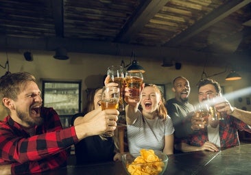 Un grupo de jóvenes bebiendo