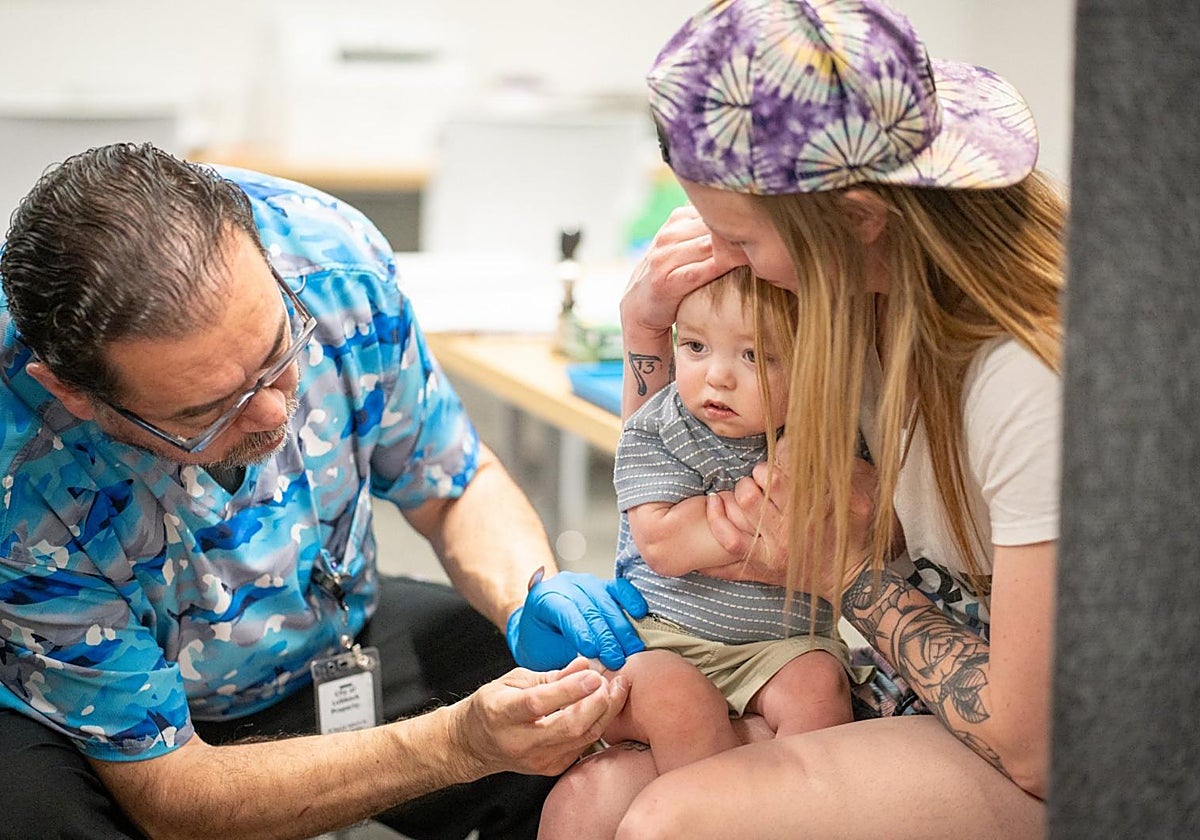 Un bebé de 1 año vacunándose frente al sarampión el pasado mes de marzo en una clínica de inmunización organizada por el Departamento de Salud Pública de Lubbock, Texas