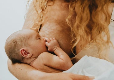 Madre amamantando a su bebé