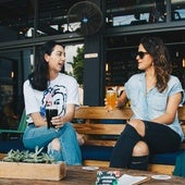 Mujeres bebiendo alcohol