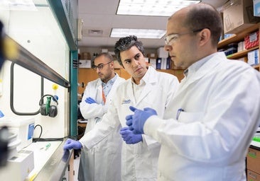 El equipo de la Universidad de Florida dirigido por Elias Sayour, (centro) ha diseñado una vacuna de ARNm que potenció los efectos de la inmunoterapia en la lucha contra los tumores en un estudio con modelos de ratón.