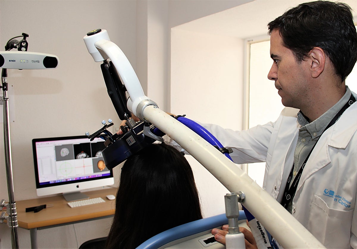 El neurólogo Matías-Guiu, durante una sesión de estimulación magnética