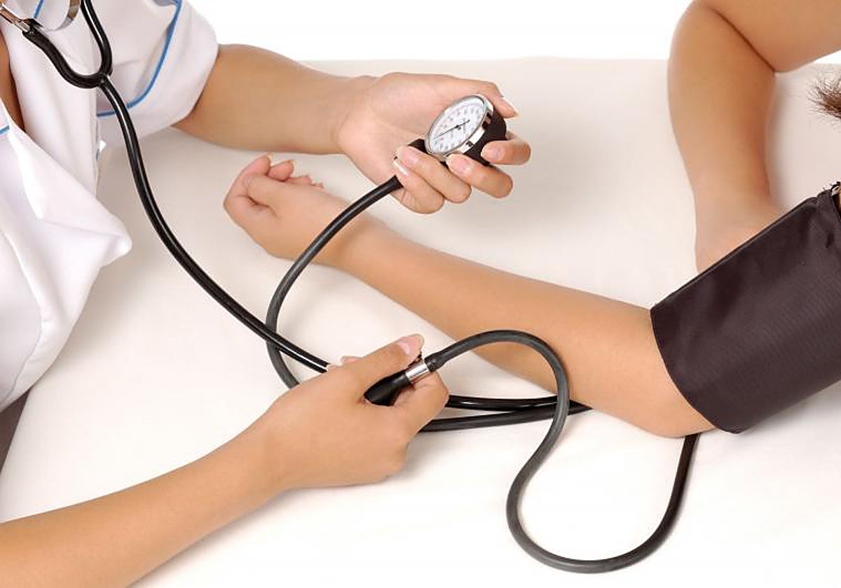 La presión arterial alta es uno de los factores que aumenta el riesgo de muerte en pacientes con hígado graso