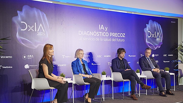 Nuria Ramírez de Castro, jefe de Sociedad en 'ABC'; Ana Frank García (Hospital Universitario La Paz); el Dr. Ignacio Hernández Medrano (Savana) y el Dr. Alejandro Pazos (Universidad de La Coruña, Reales Academias de Farmacia y de Medicina de Galicia y de la Real Academia Nacional de Medicina de España)