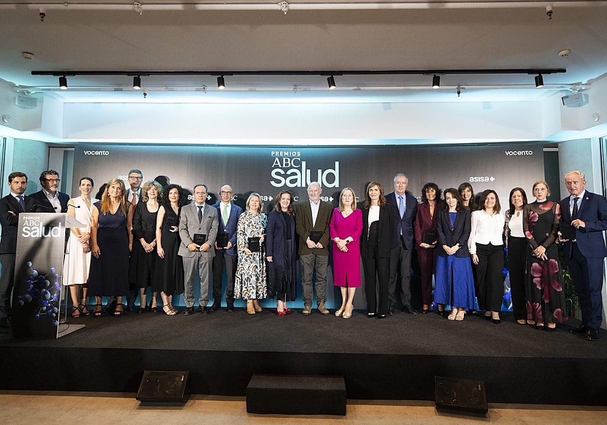 Los galardonados junto a los miembros del jurado de los premios ABC Salud 2025