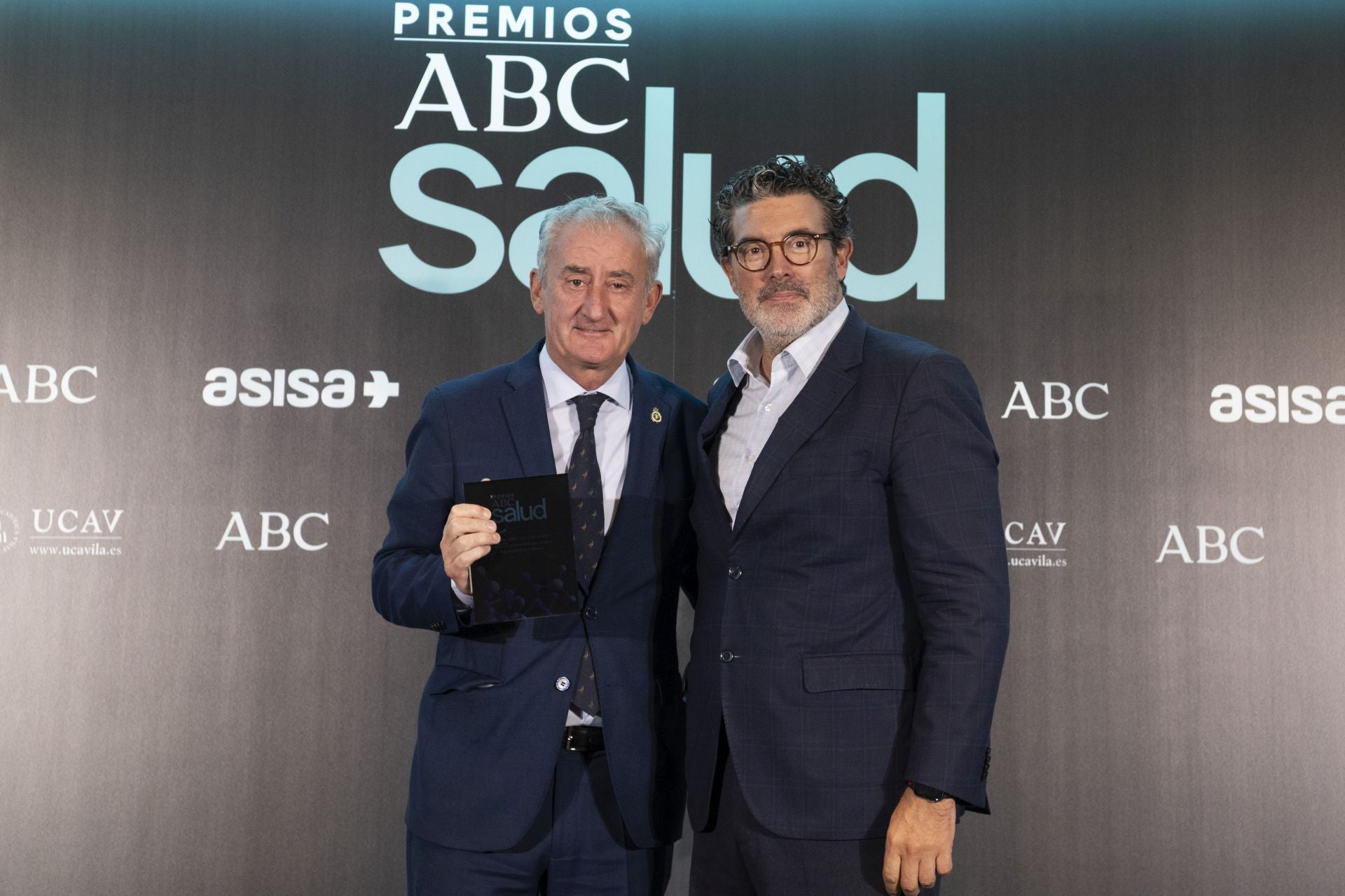 Tomás Cobo, presidente de la organización médica colegial, junto al director de ABC, Julián Quirós