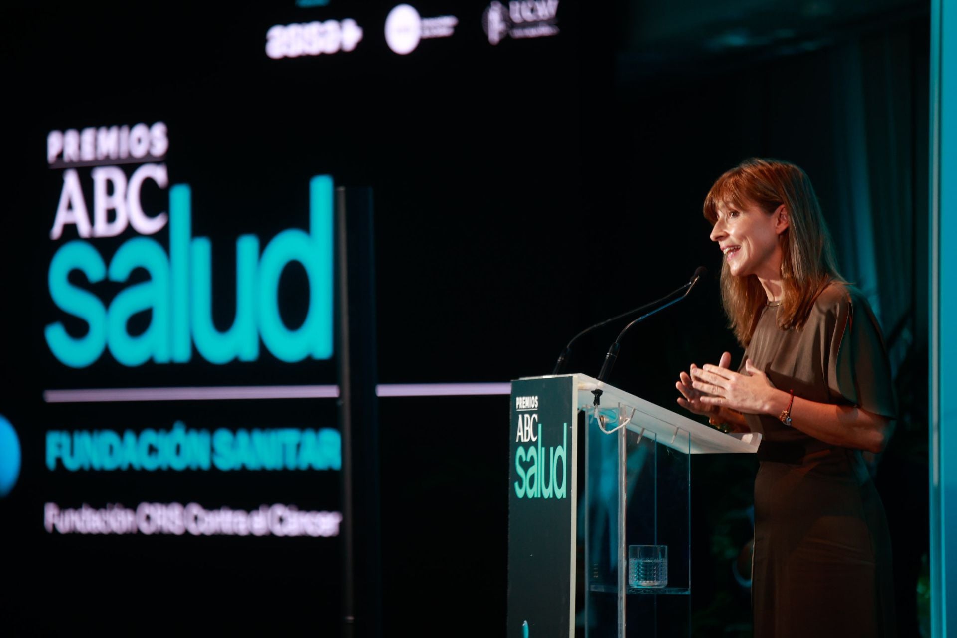 Lola Manterola, cofundadora y presidenta de la Fundación CRIS contra el Cáncer, durante su discurso tras recibir el premio a mejor fundación