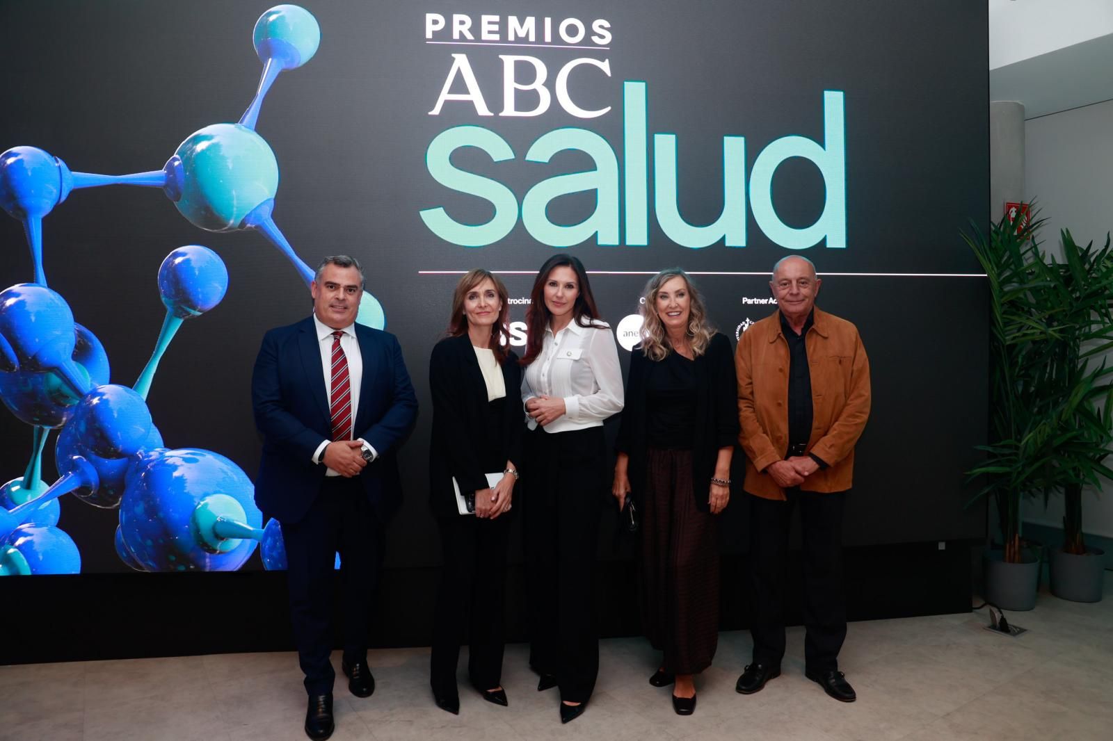 Los doctores Felipe Cuñago, Raquel Moreno, Felicidad Rodríguez y Edilberto Fernández junto a la redactora jefe de Sociedad, Nuria Ramírez de Castro