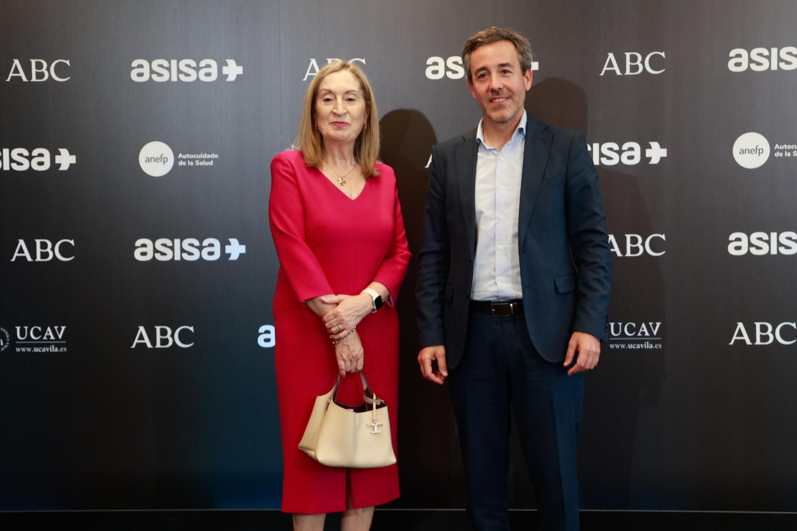 Ana Pastor, presidenta del jurado ABC Salud junto a  Pedro Carrascal, director general de la Plataforma de Organizaciones de Pacientes