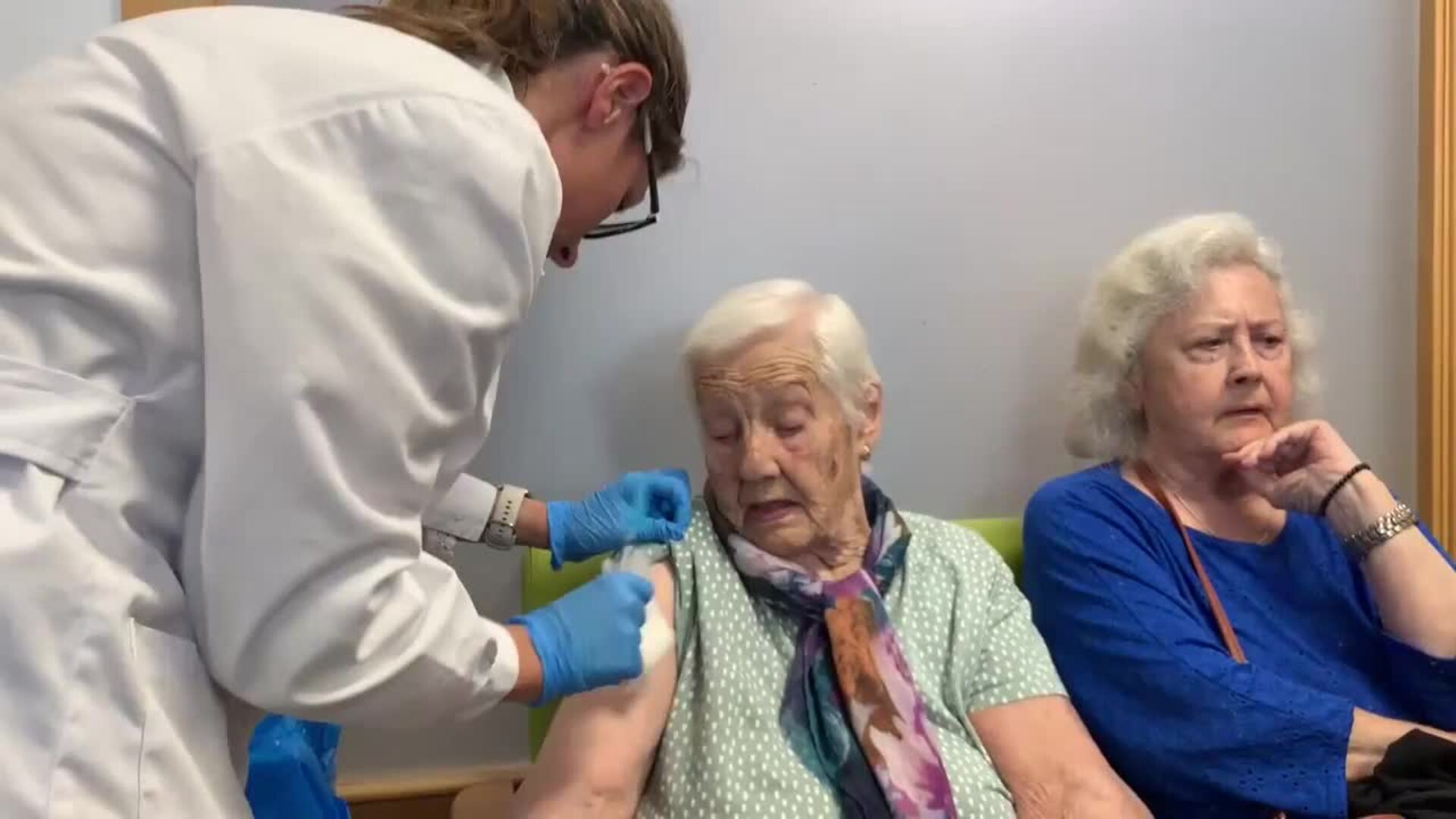 Los primeros mayores en vacunarse frente a gripe y covid: &quot;Es mejor prevenir que curar&quot;