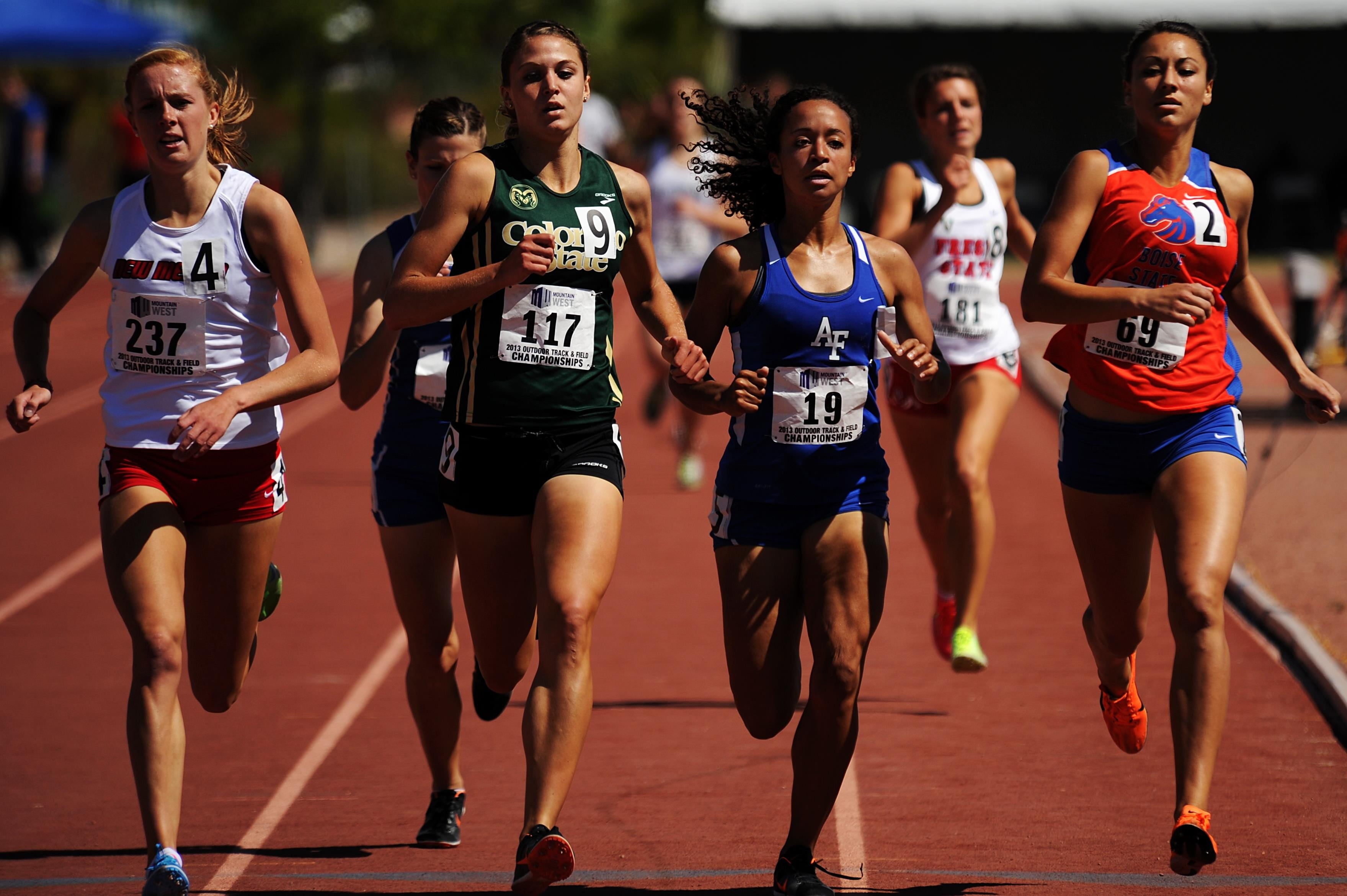 Mujeres corriendo en una pista de atletismo