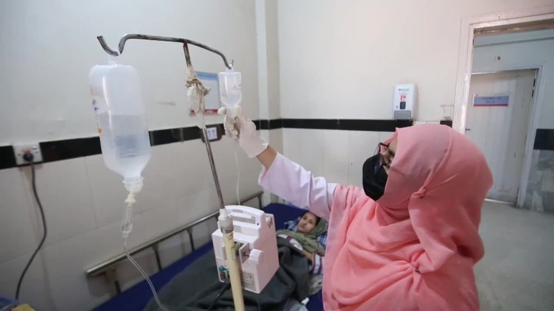 El hospital Lady Reading en Peshawar atiende a pacientes con diabetes en el Día Mundial de esta enfermedad