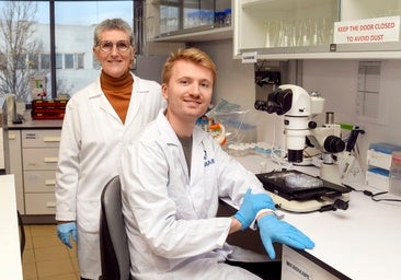 Los investigadores del ICMAB-CSIC, Anna Roig y Thomas Meslier