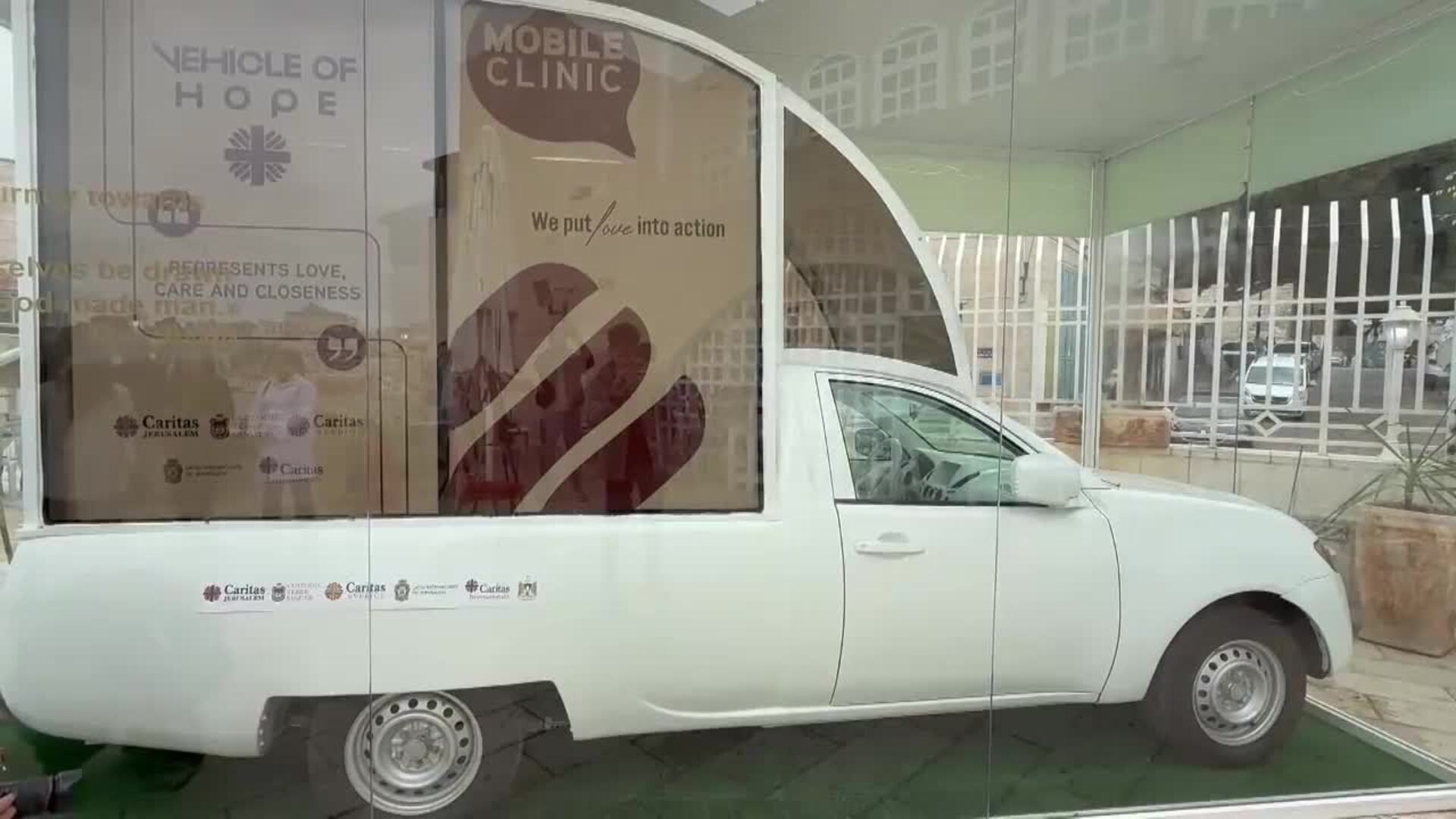 Papamóvil de Francisco llega a Belén como clínica pero Israel no permite que entre en Gaza