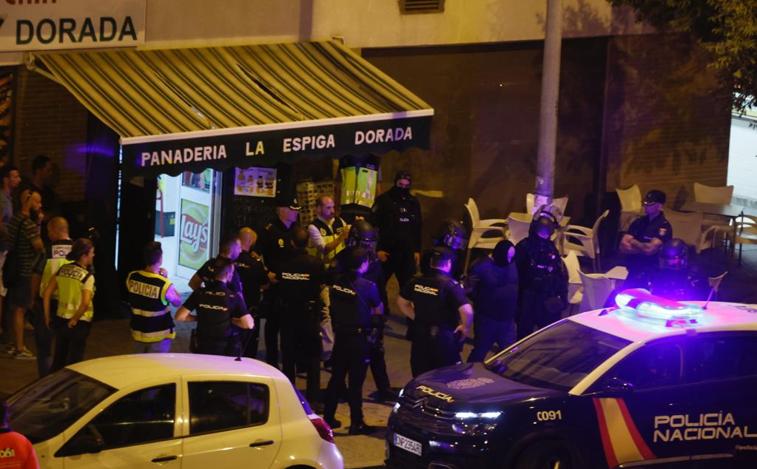 Cuatro horas de tensión en Pino Montano por un hombre atrincherado en una panadería
