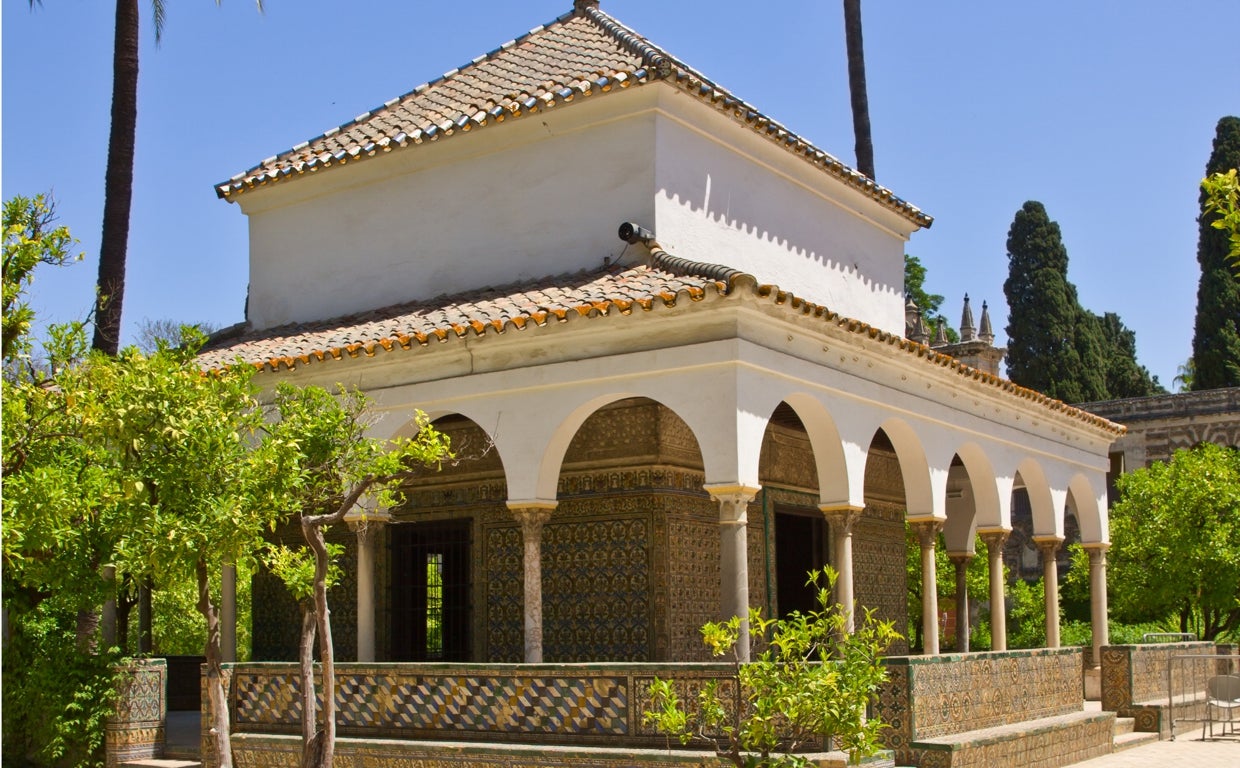 El cenador de Carlos V sigue cerrado por su mal estado