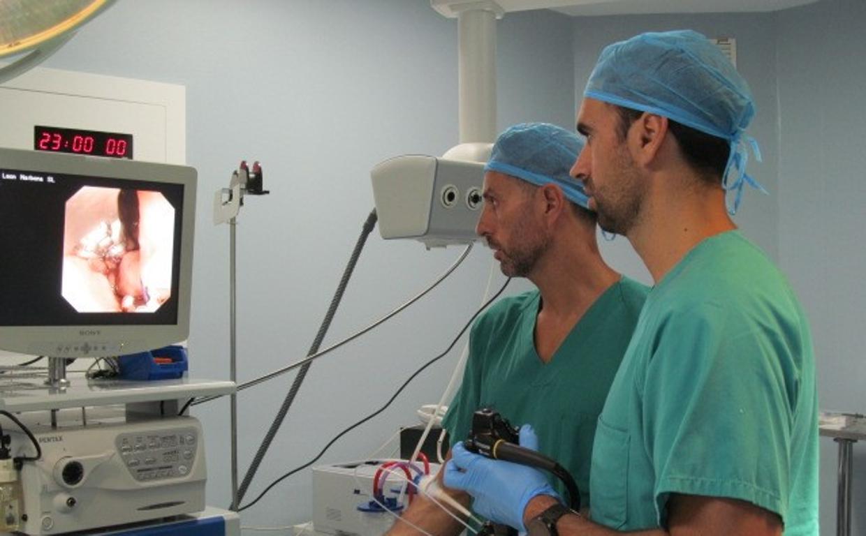 El Dr. León y Manuel Narbona en un quirófano del Hospital Viamed Santa Ángela de la Cruz