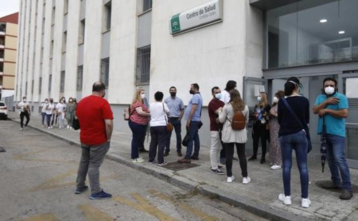 Las colas en los centros de salud de Sevilla son cada vez más habituales