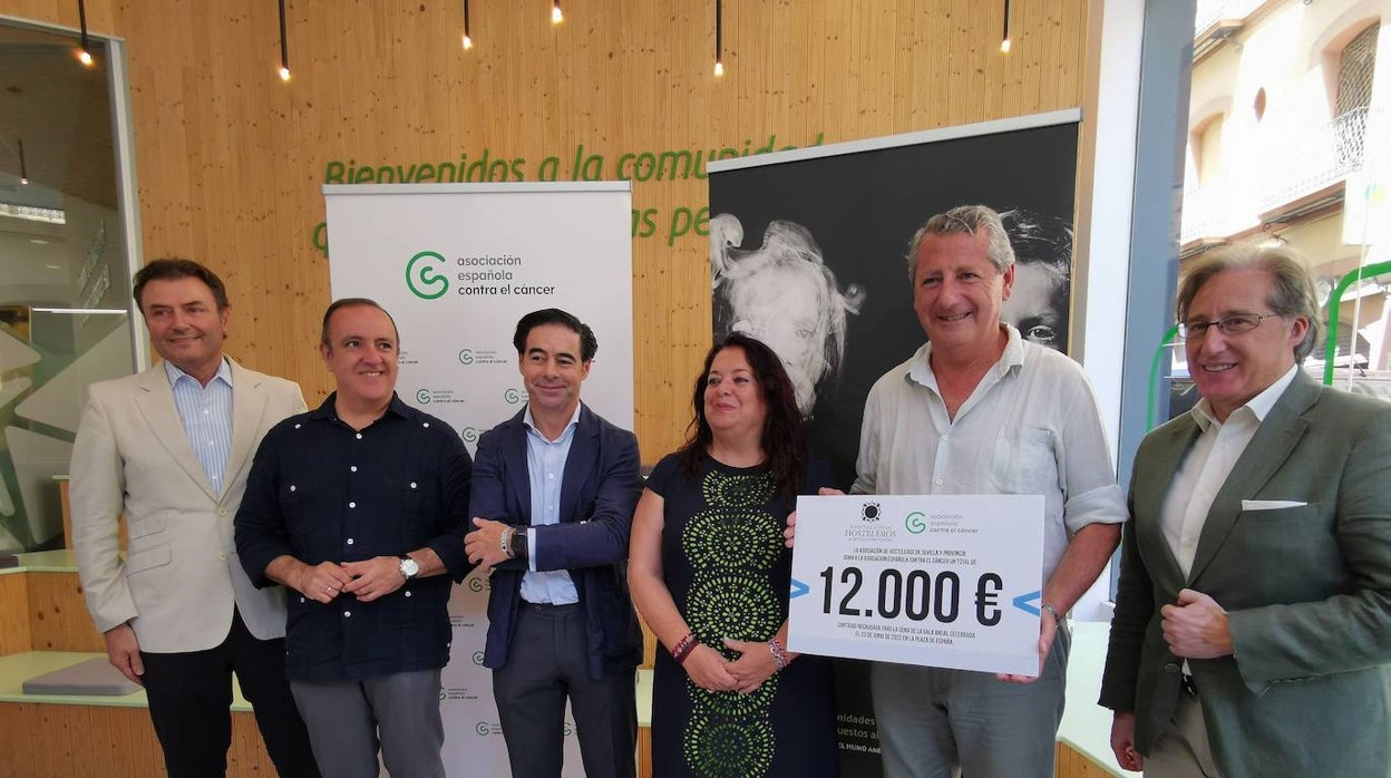 Los hosteleros de Sevilla recaudan 12.000 euros en su gala contra el cáncer