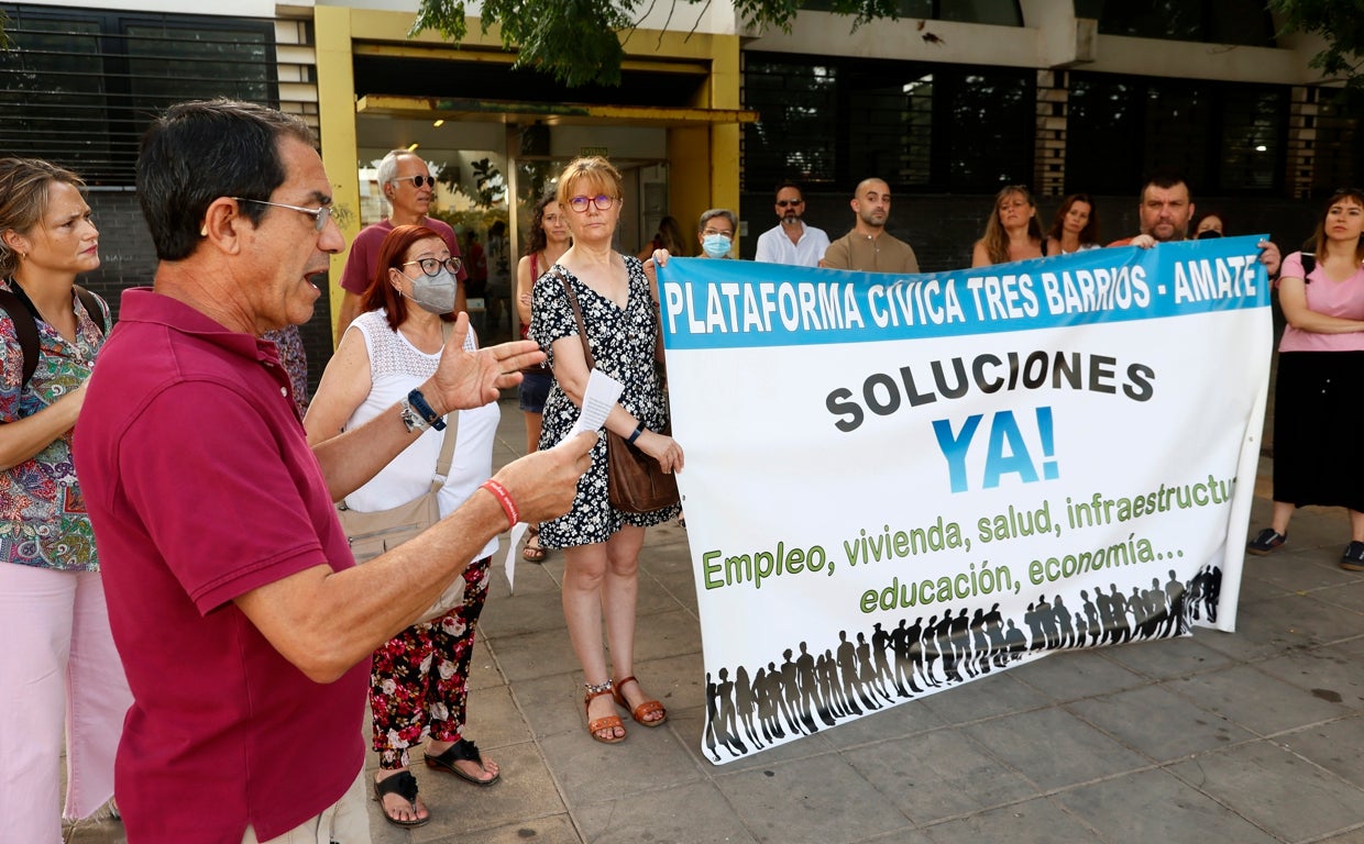 Miembros de la plataforma vecinal y representantes de las entidades sociales del barrio se concentraron ayer