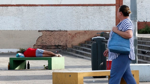 Personas sin hogar pernoctan a diario frente al centro de servicios sociales del Ayuntamiento de Sevilla