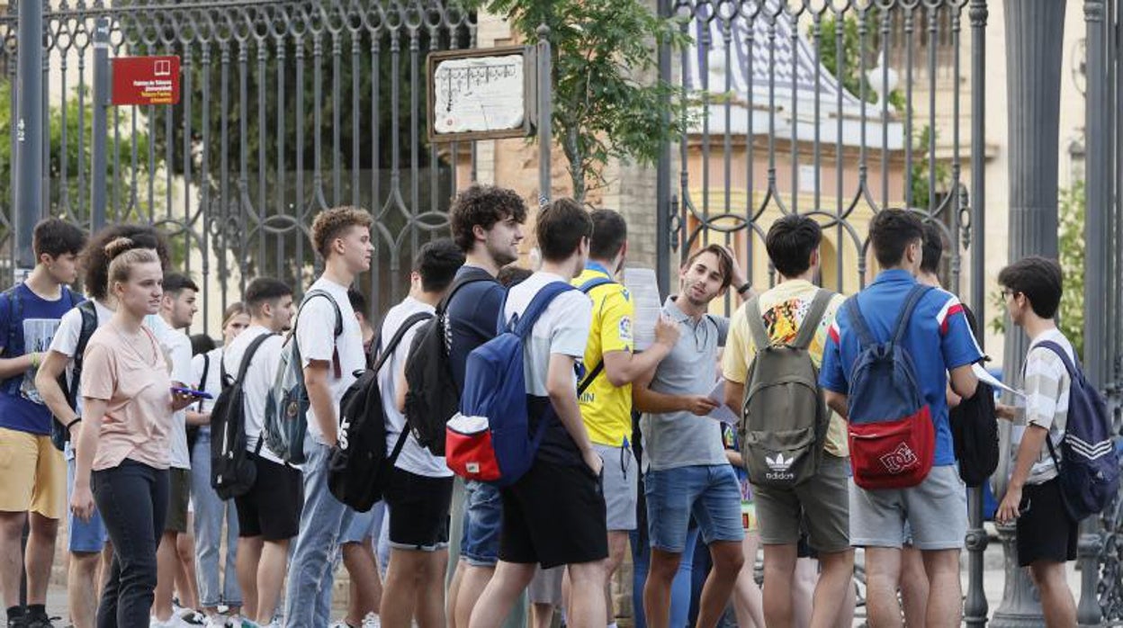 ¿Qué estudiantes se pueden acoger a la ayuda de 100 euros anunciada por el Gobierno?