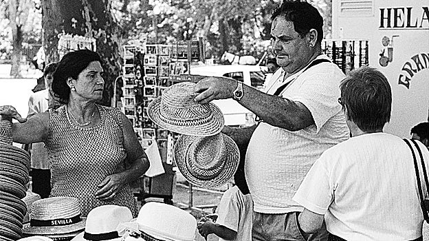 Venta de sombreros en el parque de Luisa