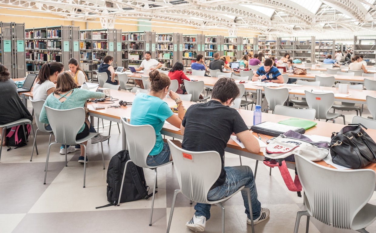 Estudiantes en una biblioteca