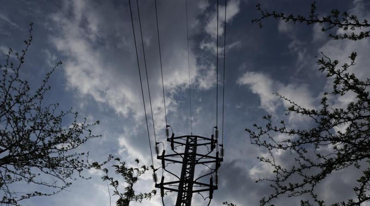 El precio de la luz baja tímidamente este sábado: estas son las horas más caras y más baratas