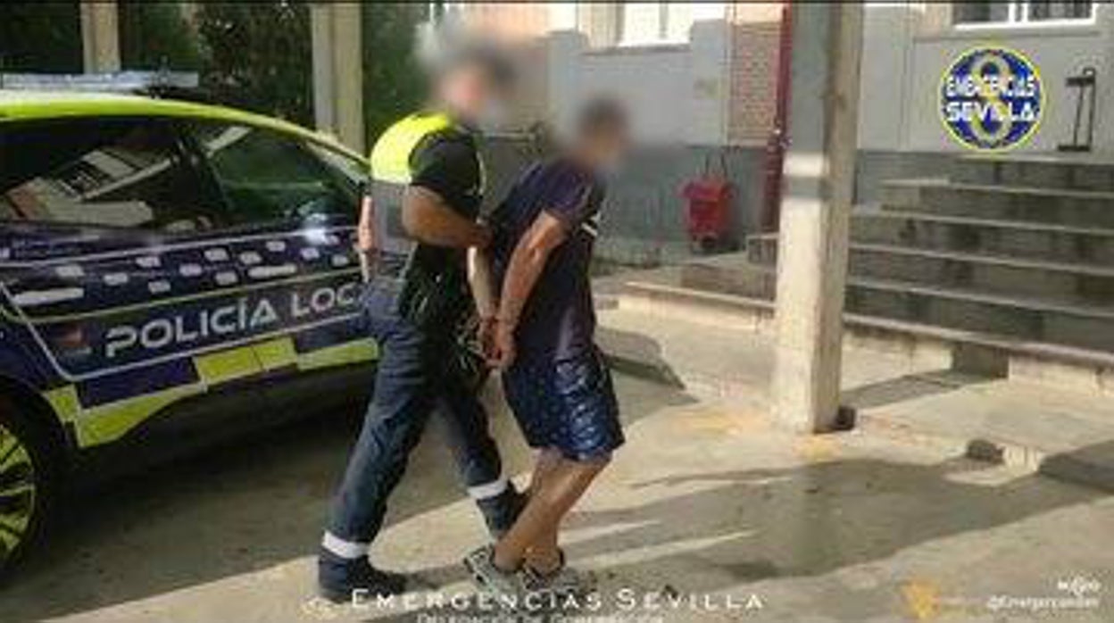 Detienen a un ladrón en un piso del Centro de Sevilla tras pillarlo los dueños a la vuelta de vacaciones