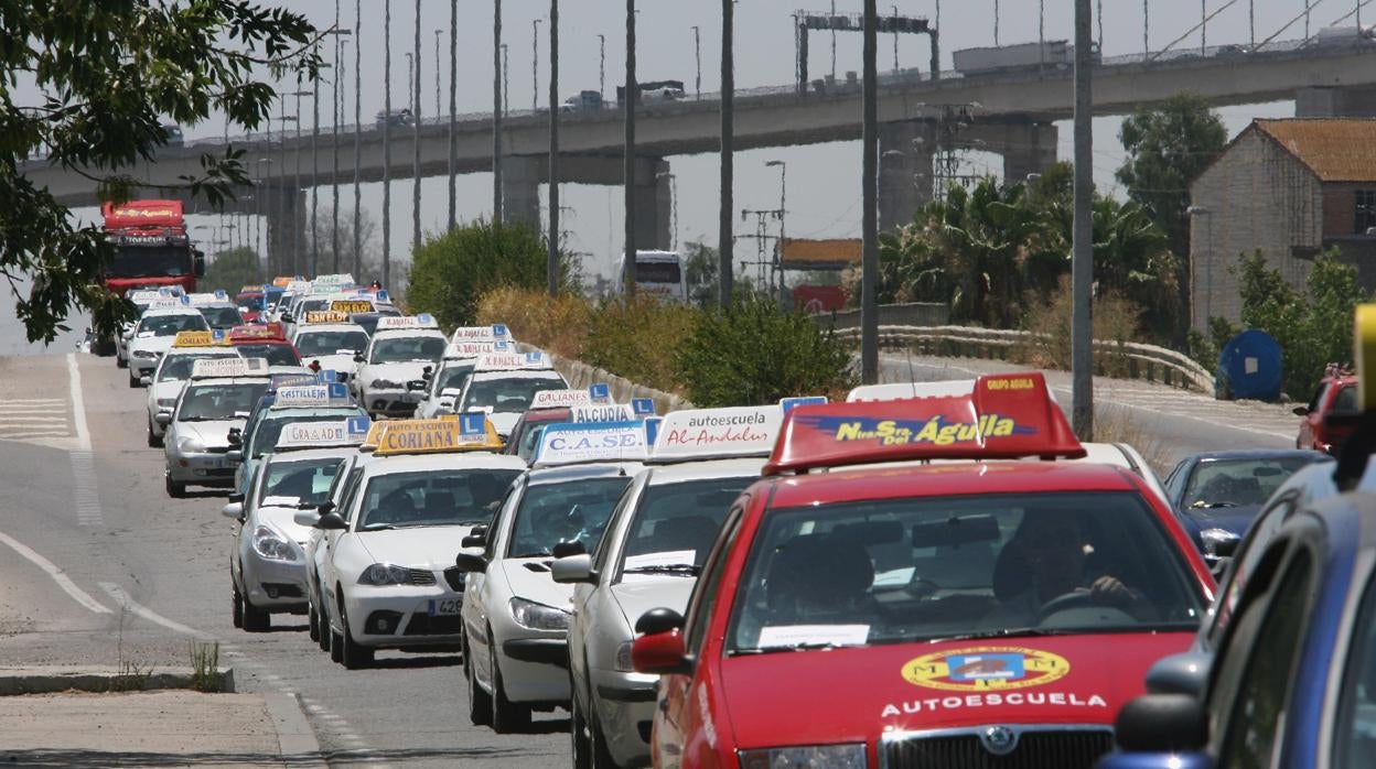 Las autoescuelas de Sevilla sufren las subidas del precio de los combustibles