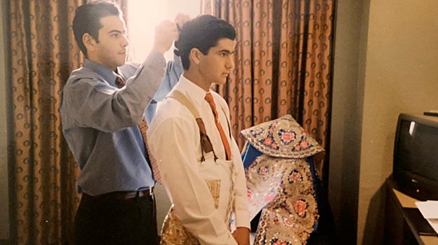 Morante vistiéndose de torero el día de su alternativa