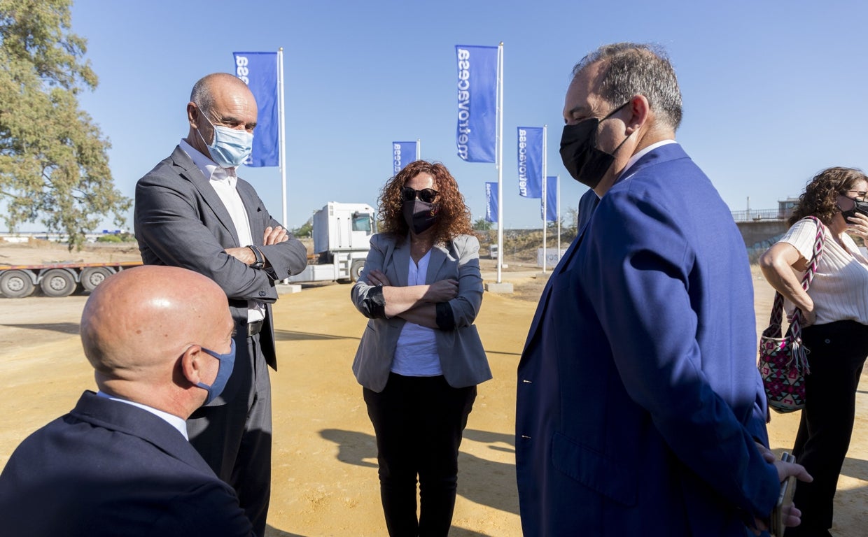 El alcalde y responsables de Metrovacesa, en la parcela donde se construirá la primera promoción