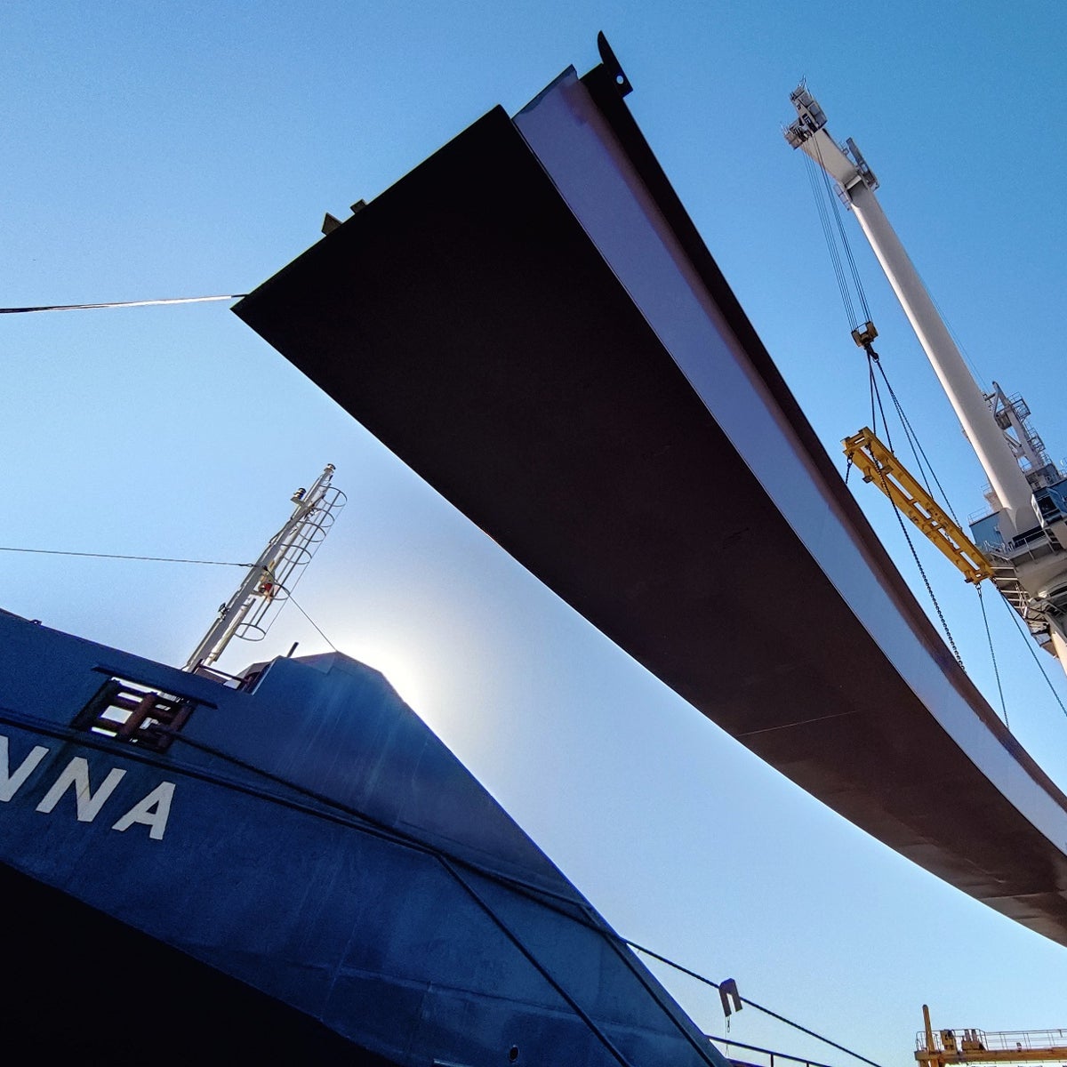 El Puerto de Sevilla carga grandes estructuras de acero para dos viaductos en Malta