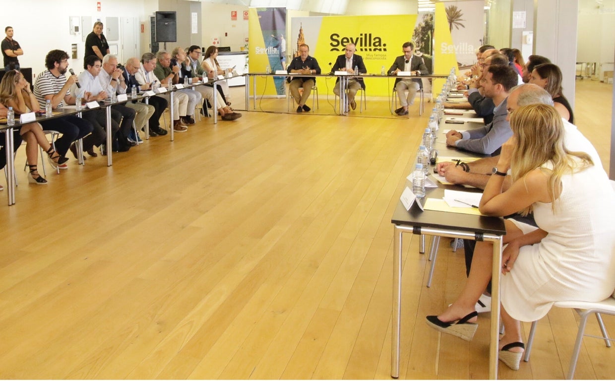 El alcalde de Sevilla, Antonio Muñoz, se reunió el pasado miércoles con el sector turístico