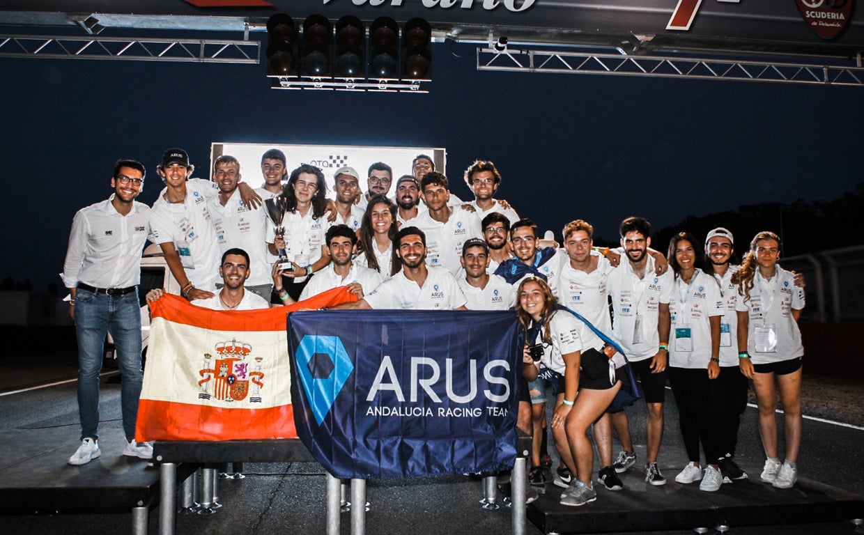 Equipo Andalucía Racing Team, celebrando el tercer puesto en la clasificación general