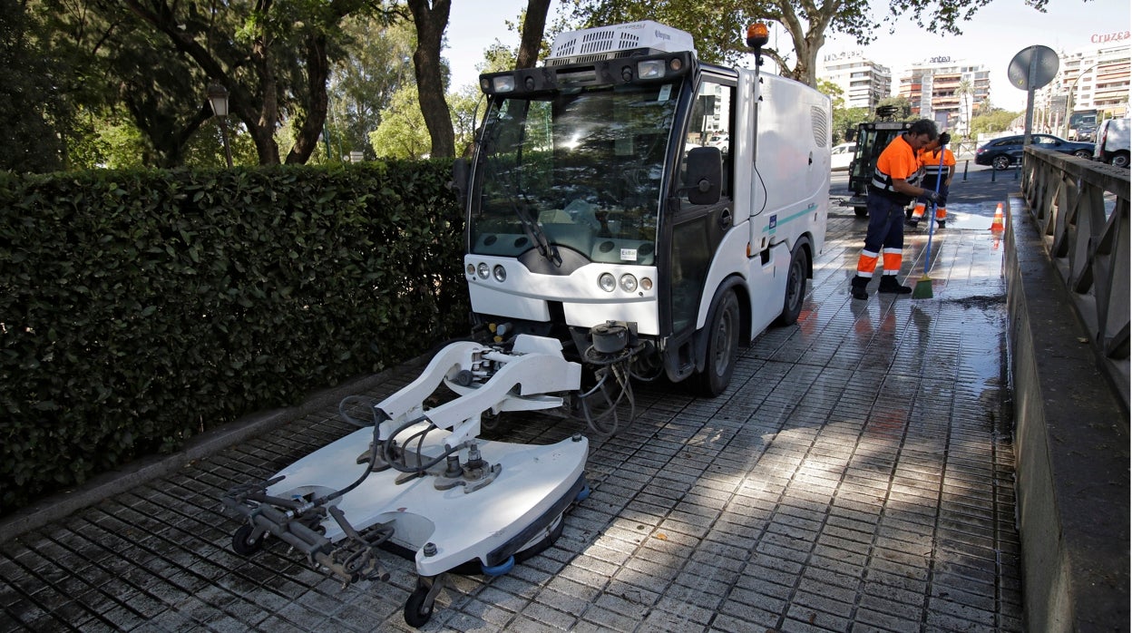 Las nuevas máquinas baldeadoras de Lipasam empiezan sus pruebas por las calles del Centro de Sevilla