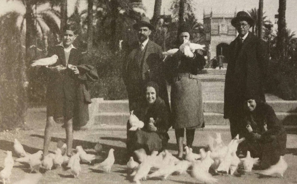 Juan Ramón, Zenobia Camprubí y familiares en el Parque de María Luisa en 1930