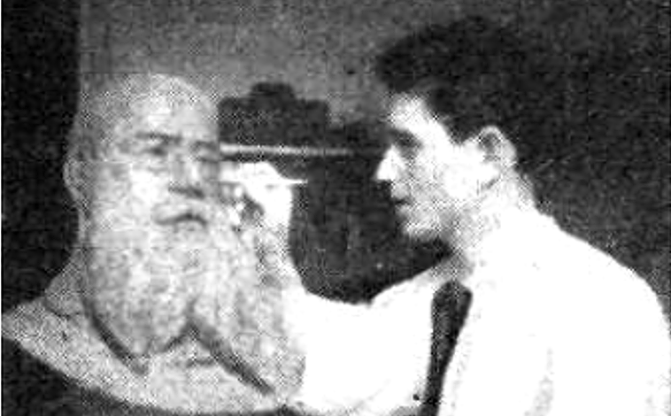 Imagen - Puelles realizando un busto en barro de Federico Rubio