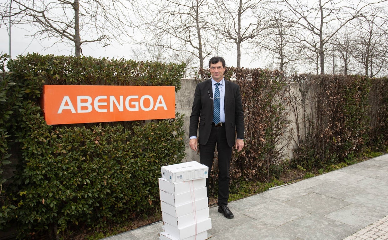 Clemente Fernández, expresidente de Abengoa S.A., a las puertas de la compañía en Palmas Altas, Sevilla