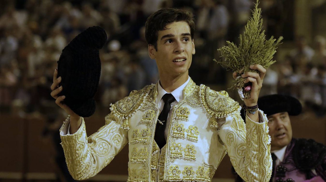 En imágenes, la gran final del ciclo de novilladas en la Maestranza con el triunfador de la noche, Manuel Jesús Carrión