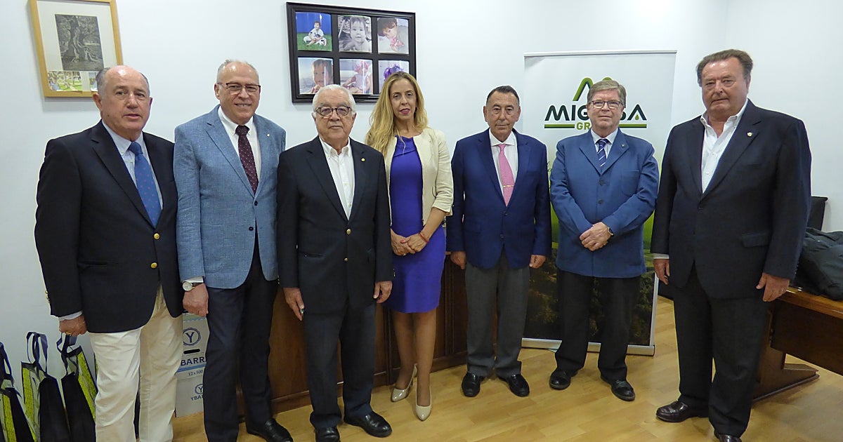 Antonio Gallego con la junta directiva de Rotary Club de Sevilla